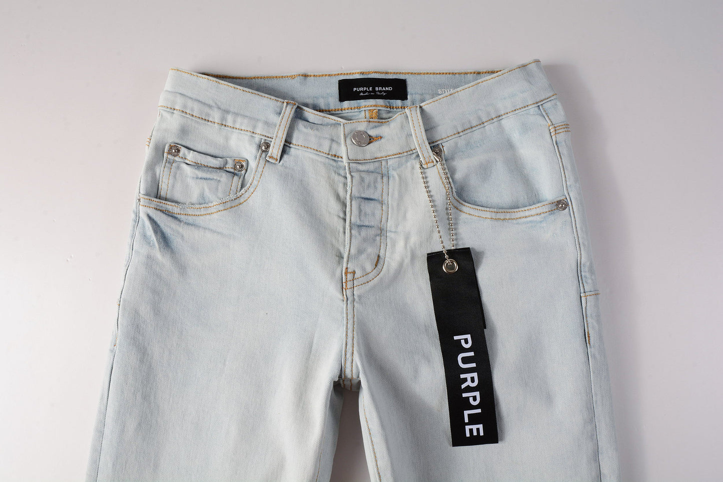 Men Streetwear Skinny Jeans Light Gray Wash with Minimalist Style and Tag Accent 9081